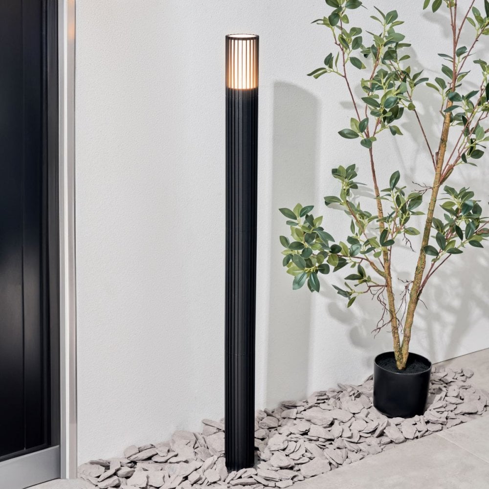 Muto Black Bollard Light