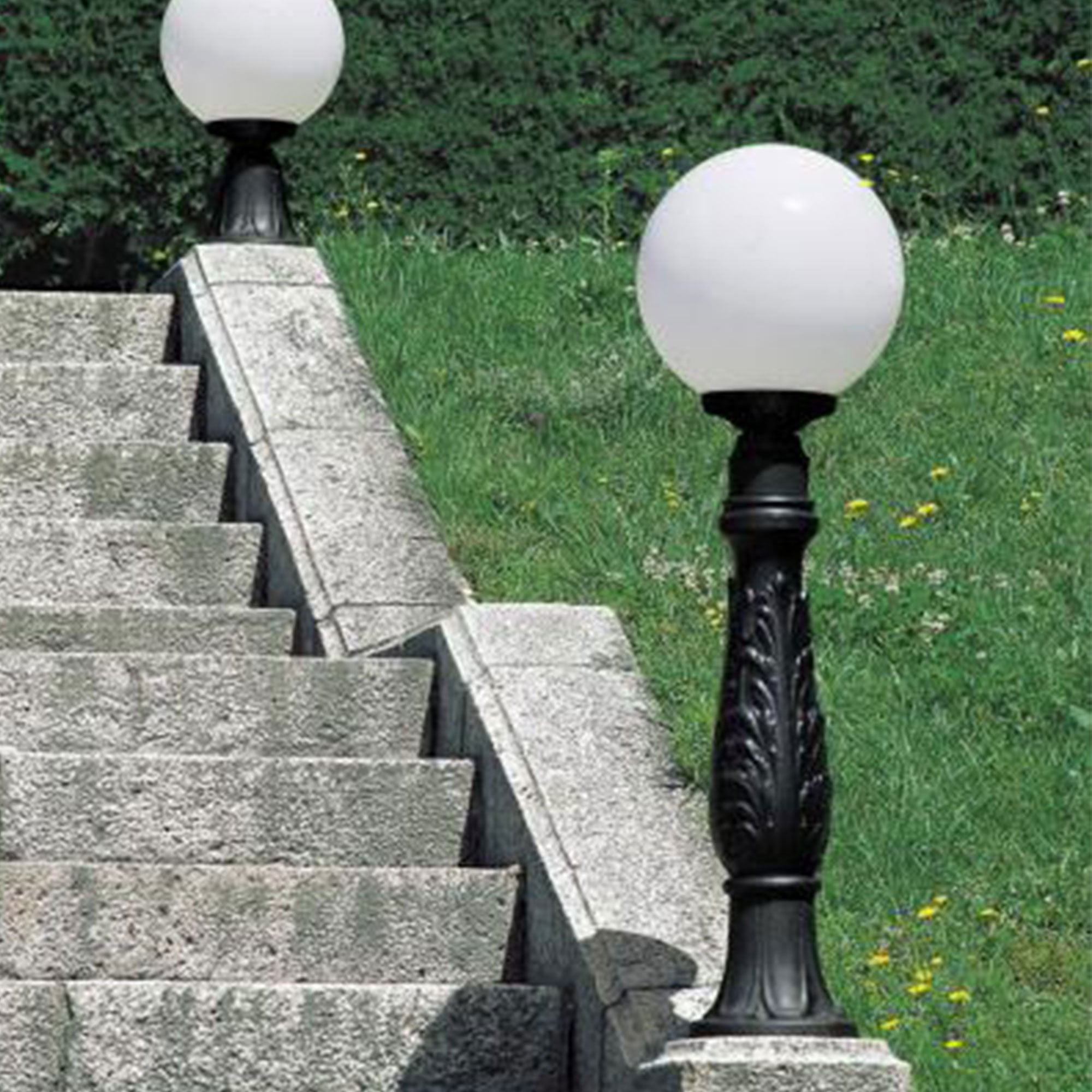 Iafet.R Classic Globe 1100mm Post Light