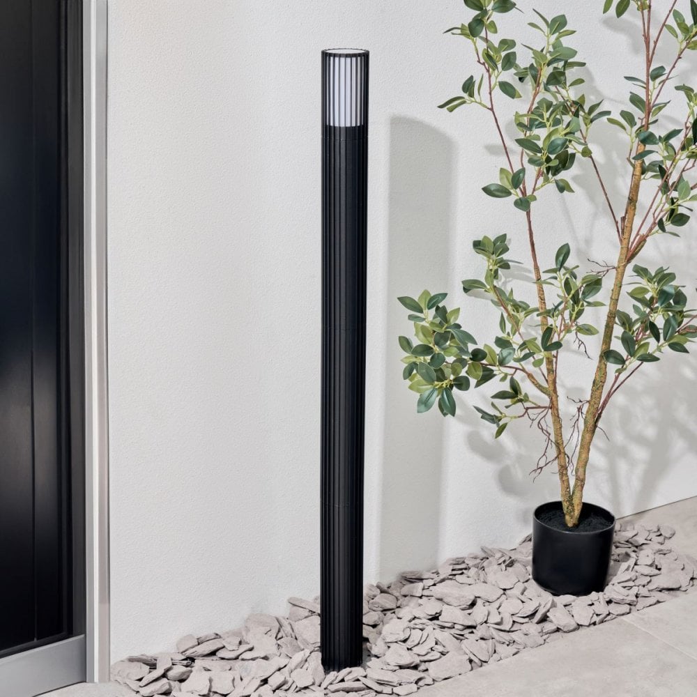 Muto Black Bollard Light