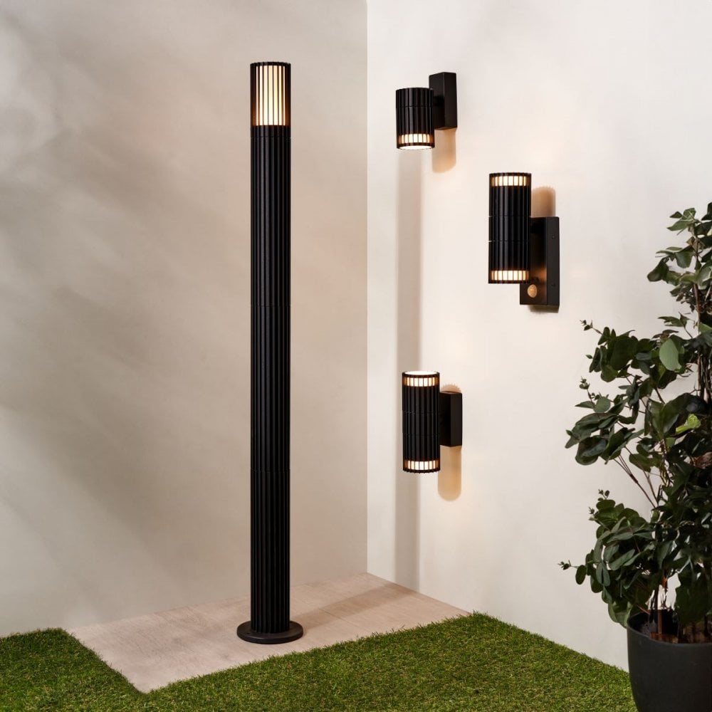 Muto Black Bollard Light
